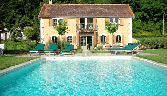 Stunning Dordogne riverside villa with heated salt pool, 10min walk to Tremolat