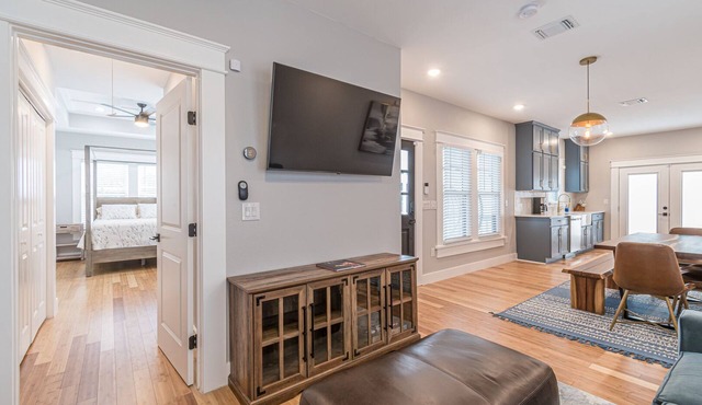 Stunning Downtown Lavaca home - Convention Center, Riverwalk & more - w/HotTub
