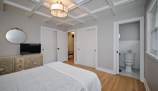 Stunning downtown Skokie mid-century modernnLuxury four bedroom ranch home