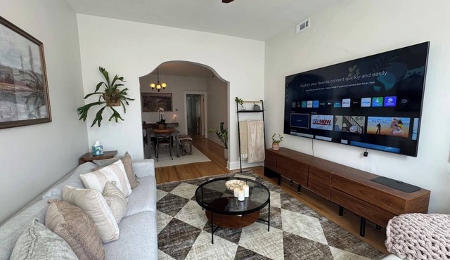 Stunning Duplex Retreat 3BR 2BR, Minutes from Downtown Chicago!