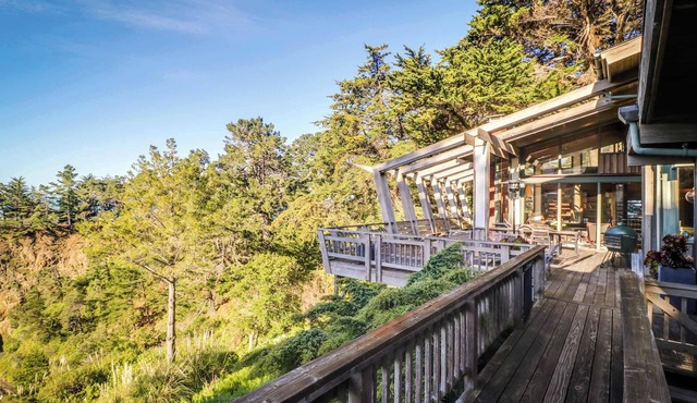 Stunning Elk House Oceanfront, Deck & Views