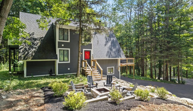 Stunning Ellicottville Hilltop Ski Chalet