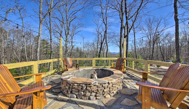 Stunning Escape w/Loft, Hot Tub + Mtn Views!