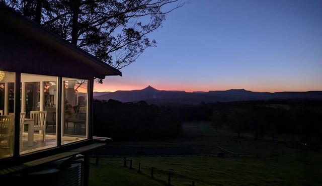 Stunning escarpment views - 15 min from Mollymook Beach, boutique Milton village