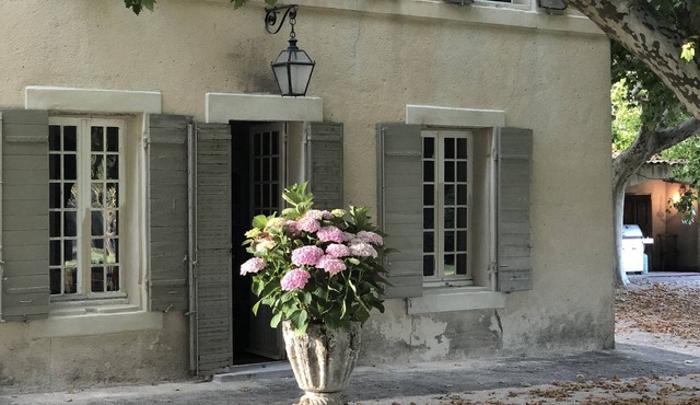 STUNNING ESTATE & ALL AMENITIES, MINUTES FROM AIX CENTER