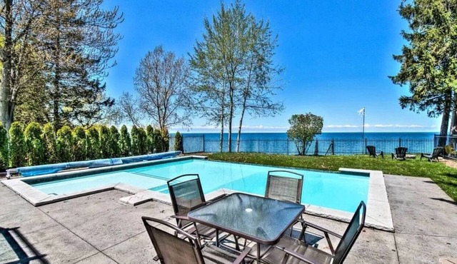 Stunning estate on Lake Ontario