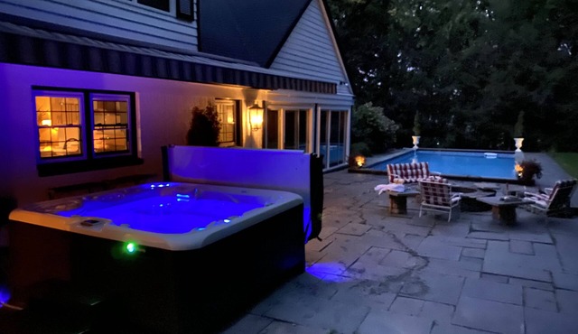 Stunning Estate w/Hot Tub- 5 minutes from Uptown Kingston