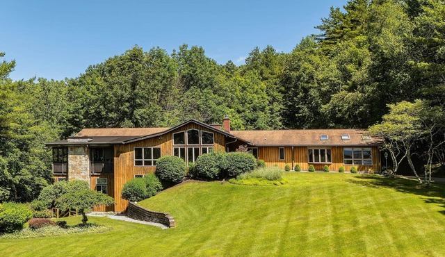 Stunning Estate w/Hot tub New Pool Huge porch!