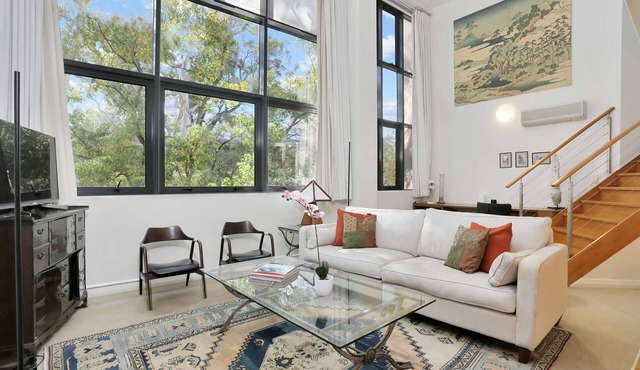 Stunning executive apartment with fast free wifi in central location with leafy outlook