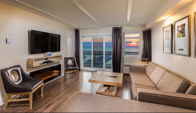 Stunning Executive Waterfront 2-Bdrm Penthouse Suite - Luxury Collingwood Resort