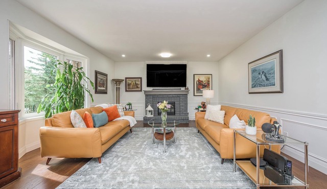 STUNNING EXECUTIVE HOME- FURNISHED!!!