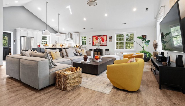 Stunning Executive Home - Walk to North Hills - Hardscaping/Firepit - LOCATION!