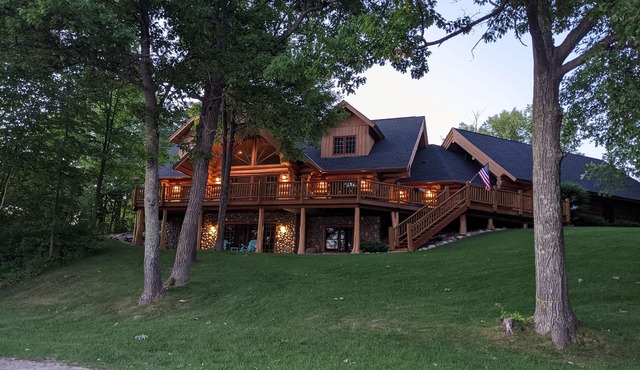 Stunning Executive log cabin on beautiful lake