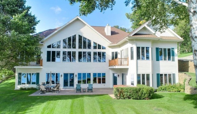 Stunning Executive Cottage on Lake Koronis