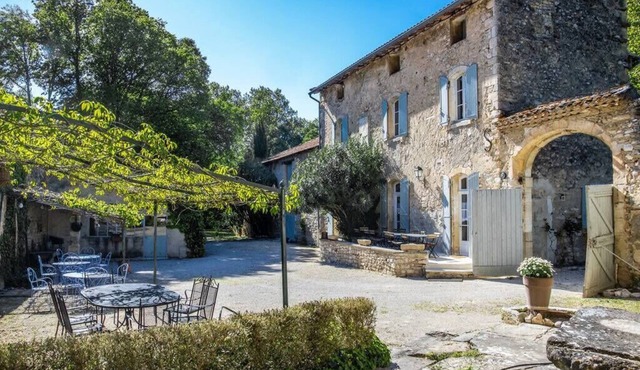 Stunning farmhouse with heated private pool in Provence