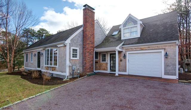 Stunning Falmouth Cape House close to Beaches, Golf, Restaurants and Shops.