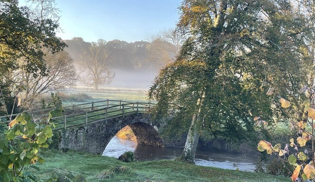 Stunning family and pet friendly rural retreat on the River Torridge. Sleeps 10.