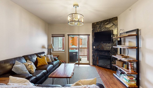 Stunning family-friendly home with private hot tub overlooking mountains