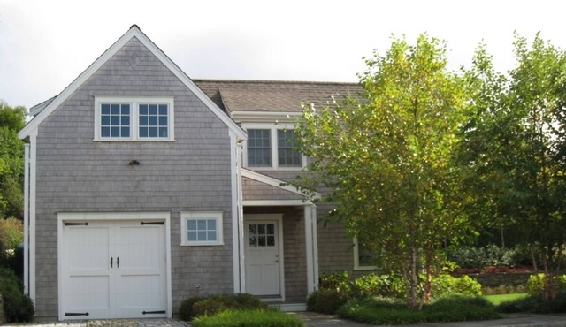 Stunning family home -walk to town- 2br 1.5 bath. private and quiet. Great loc.