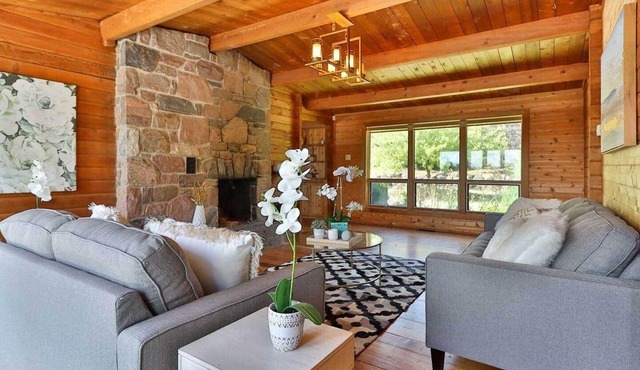 Stunning Farmhouse In Pickering!