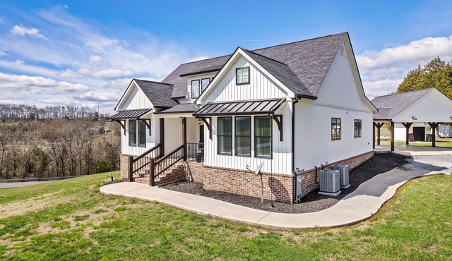 Stunning farmhouse with Mountain View’s!