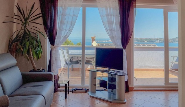 Stunning flat just 50 metres from the beach with sea views, barbecue, washing machine