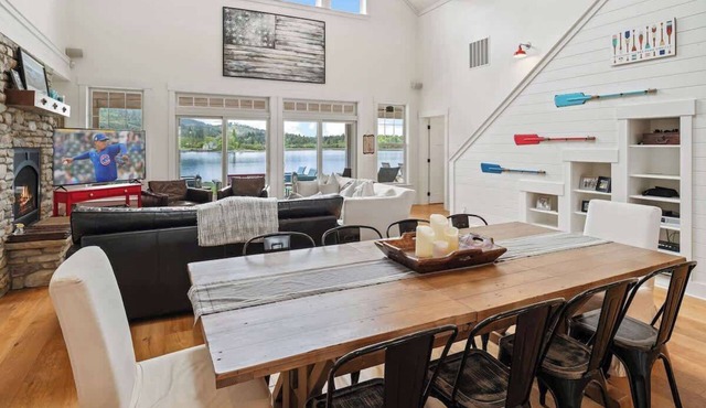 Stunning Flat Waterfront: Dock, Hot Tub, Yard, A/C