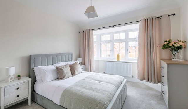 Stunning Four Bed Home | Free Parking and Wi-Fi