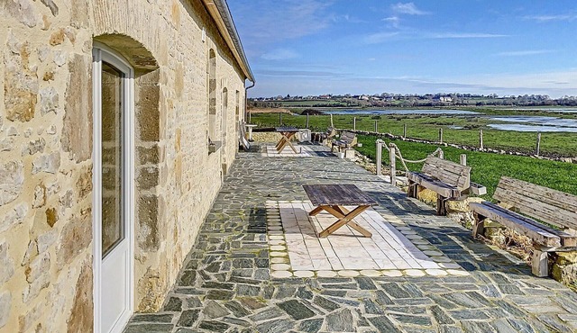 Stunning home in Cricqueville en Bessin