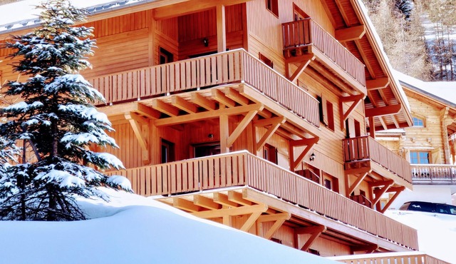 stunning views, warm & cosy, great kitchen & free internet with amazing skiing!