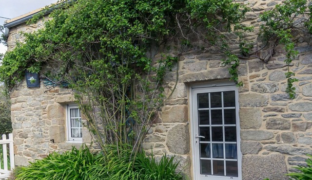 Stunning private villa for 4 guests with WIFI, TV, patio, pets allowed and parking