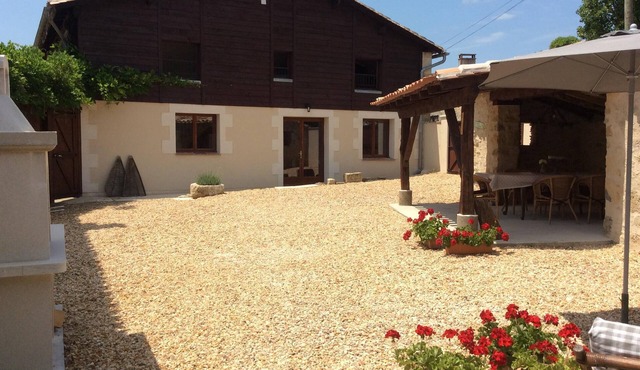 Stunning 4 ⭐️ gite, private pool fishing lake, Dordogne Bordeaux, Bergerac