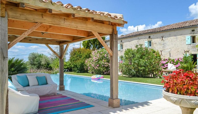 Stunning home in St, Quentin de Caplong with 2 Bedrooms, WiFi and Outdoor swimming pool