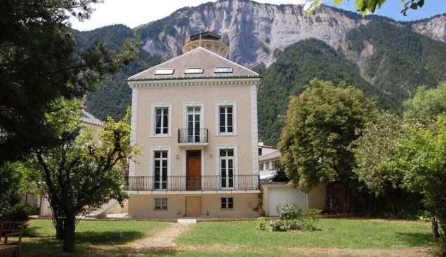 STUNNING FRENCH HOUSE, SPACIOUS AND WELL EQUIPPED - SLEEPS 10