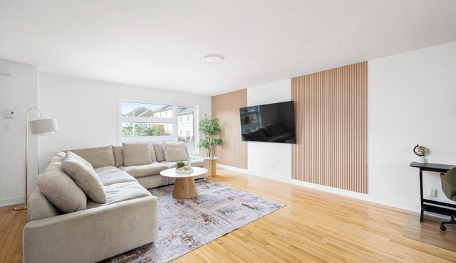 Stunning, fully furnished unit with brand new furniture throughout.