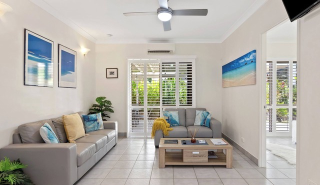 Stunning ,fully self contained ,2 bedroom apartment, just 200 metres from beach.