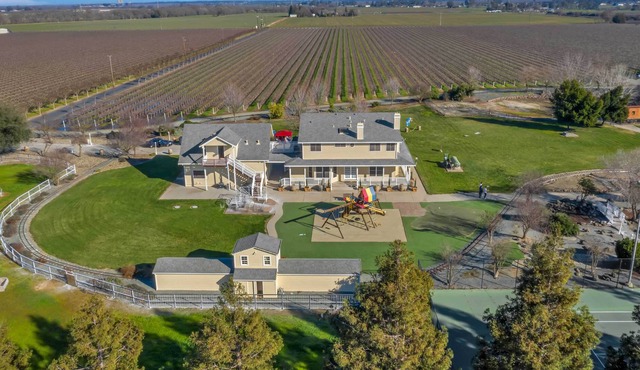 Stunning Galt Vineyard: Grill & Tennis Court!
