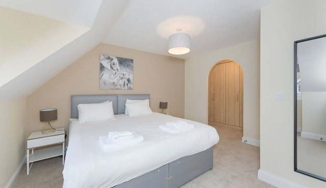 Stunning Garden House with Free WIFI and Parking