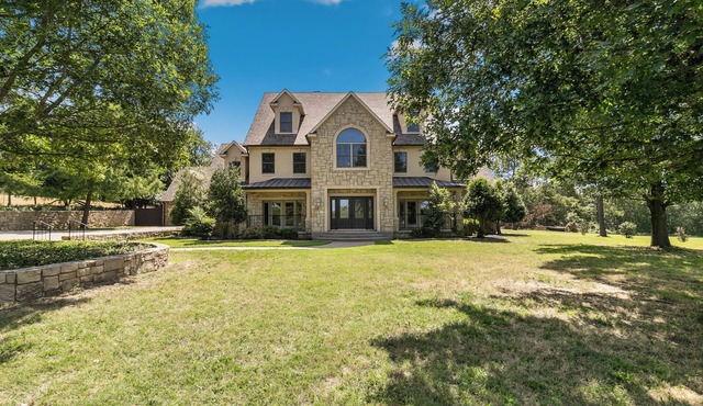 Stunning Getaway in charming Denison - Retreat Minutes from Downtown - Sleeps 10
