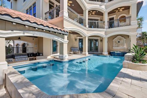 Stunning Getaway w/Pool, Outdoor Kitchen, Rooftop Deck, & Gulf Views!