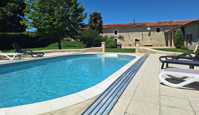 Stunning gite With Shared Pool, Nr Matha & Cognac (ground floor also available)