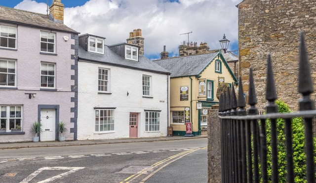 Stunning Grade 2 Listed Cottage that sleeps 8 in the heat of Kirkby Lonsdale