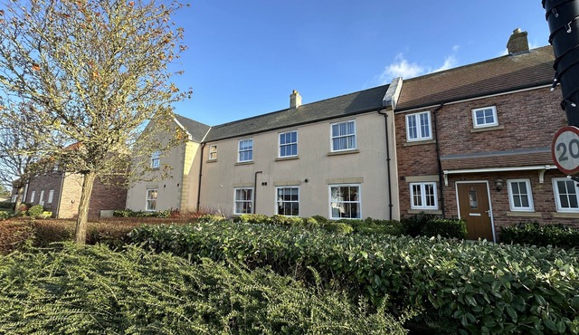 Stunning Ground Floor Coastal Apartment - Sleeping 4 in 1 Bedroom - Pool and Beach Access Included.