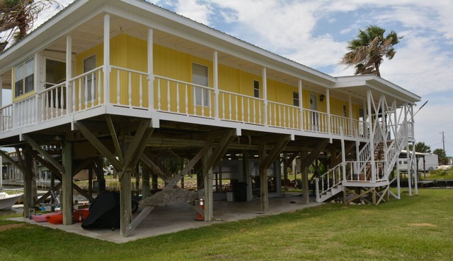 Stunning Gulf views with Kayaks, Pedal Boat, Bikes and Tiki Bar with TV