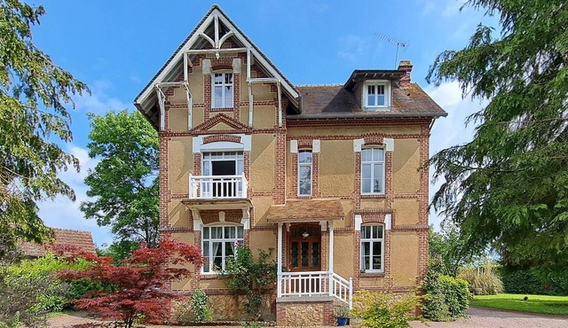 Stunning home in Saint-Pierre-en-Auge with WiFi