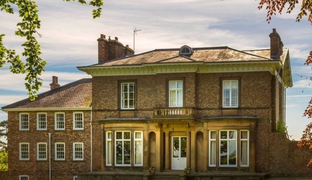Stunning Hall Cottage Near York and Leeds