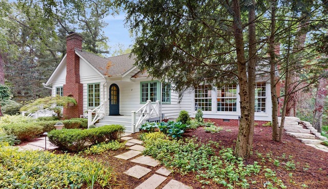 Stunning Harbor County Home w/Hot tub, Large yard, Near Beaches & Town.