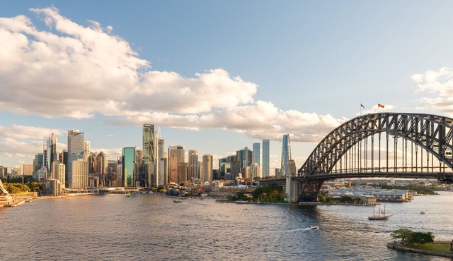 Stunning Harbour View Retreat in Kirribilli with AC and free parking