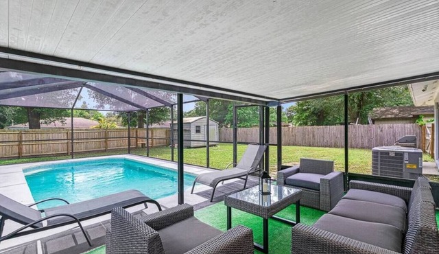 Stunning Heated Pool House Close to Tampa & Casino