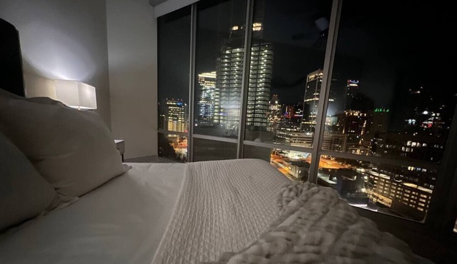 Stunning Hi/Rise D.T/ATX Lux Condo DT/W6th ST!
